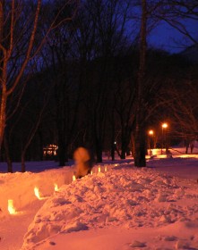 步入會場先走過雪燈路