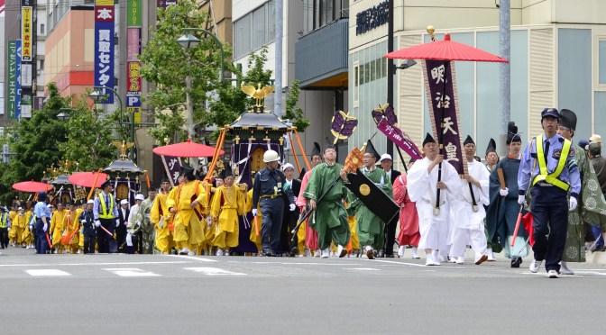 大馬路上巡遊 – 札幌祭
