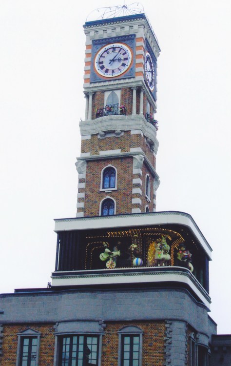 留意每小時正就有公仔出來唱歌跳舞