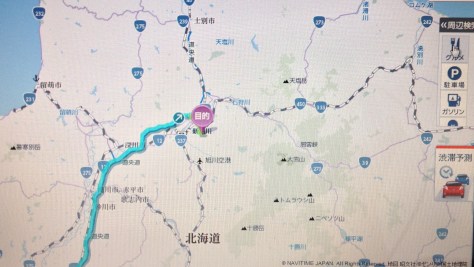 再按一下右上角的設施搜索小圖像 ，グルメ (Gourmet) 字上的刀义圖一看 便知是找美食點