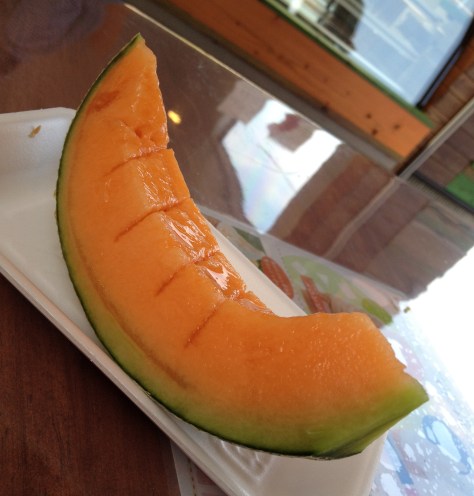 300yen 就可吃一切，份量大小是售賣員隨意拿出，食家不可挑選。 