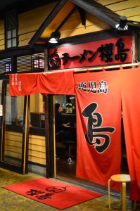 坐在邊位有大行李都足夠放，唔會阻礙他人。店鋪的另一邊也有其他檯凳雅座