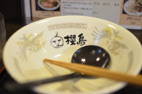 佢食到一滴都無剩！